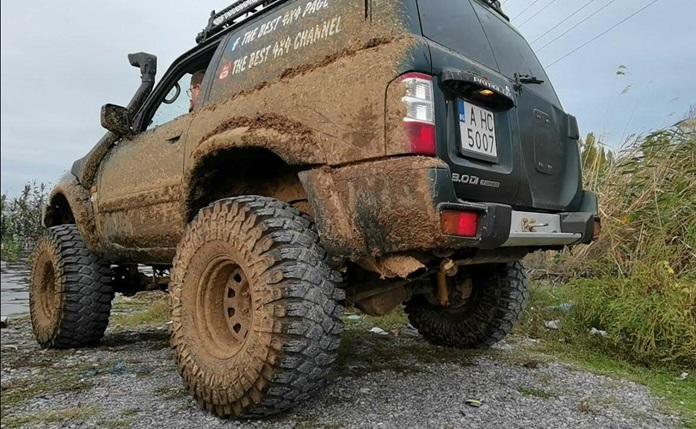 Nissan Patrol with aftermarket exhaust off road